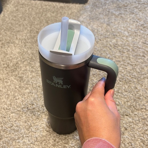 Stanley Matte Tumbler with Handle and Lid in color 'charcoal' 30 ounce - Picture 5 of 8